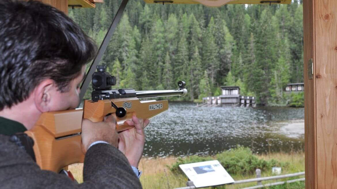 Zawody strzeleckie nad jeziorem Prebersee w Salzburskim Lungau są unikatem na skalę światową. Zawodnicy trafiają w tarcze, choć celują i strzelają do ich odbicia w wodzie.