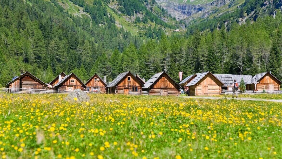 W Salzburskim Lungau można zamieszkać na alpejskiej hali, w górskij chacie. W Göriachtal powstało całe osiedłe drewnianych bacówek dla urlopowiczów spragnionych ciszy, spokoju i natury.