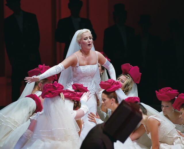 Salzburger Festspiele Urpowadzenie z Seraju Wolfganga Amageusza Mozarta na deskach Wielkiego Domu Festiwalowego.