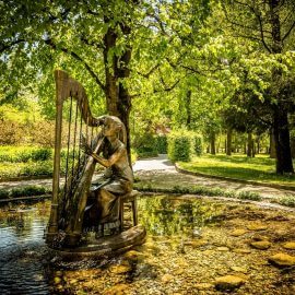 W pięknym parku zdrojowym kurortu Bad Hofgastein stoi posąg harfistki.