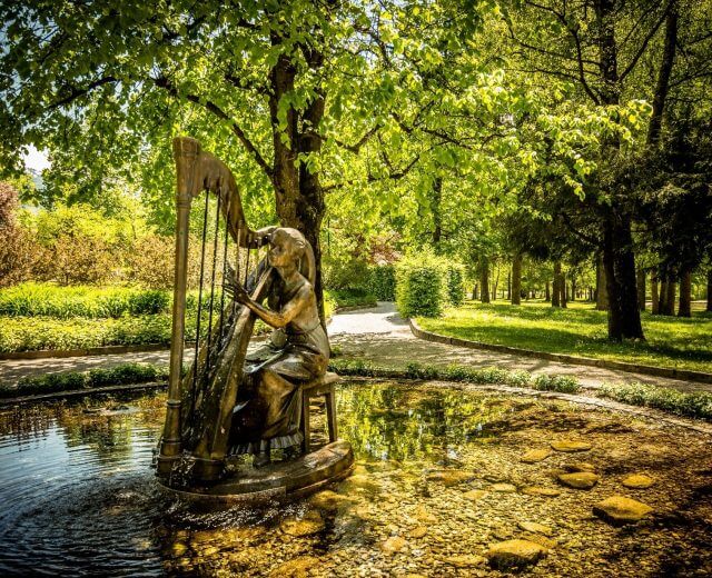 W pięknym parku zdrojowym kurortu Bad Hofgastein stoi posąg harfistki.
