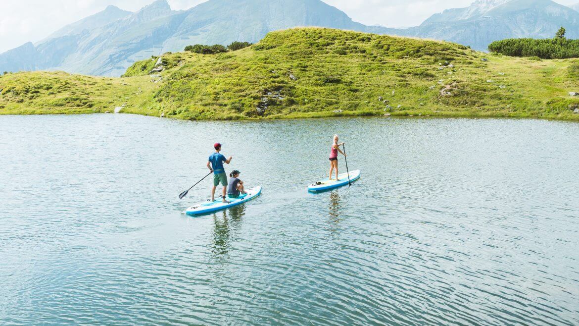 Na spokojnych górskich jeziorach regionu Obertauern można pływać na desce z wiosłem, mając wokół wspaniałą alpejską panoramę
