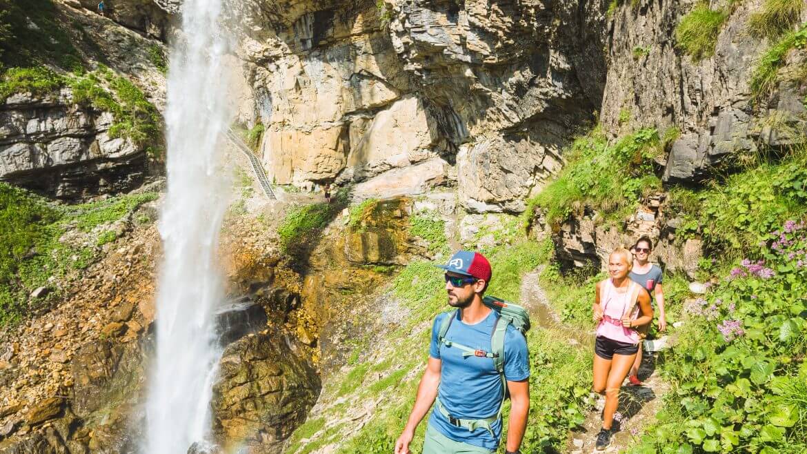 Lato w Obertauern to wycieczki do perełek przyrodniczych, jak. np. do wodospadu św. Jana.