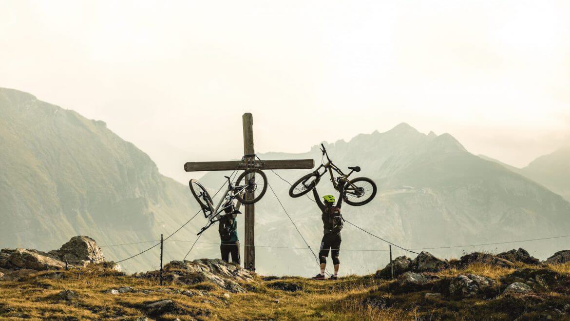 Stoneman Taurista wynagradza po stokroć trud podjazdu na rowerze pod górę. Wspaniale jest stanąć pod krzyżem na szczycie, odetchnąć i zachwycić się pełną panoramą Alp.