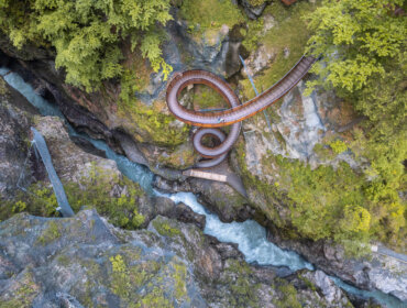 Liechtensteinklamm Widok z lotu ptaka na krętą drewnianą kładkę Skalny wąwóz Liechtensteinklamm nad bujnym, skalistym wąwozem rzeki.