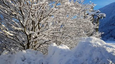 Zimowa idylla w dolinie Bluntautal. Białe krajobrazy..