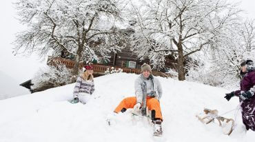 Rodzinna zabawa na śniegu rozpoczyna się tuż za drzwiami farmy gościnnej - z ciepłego pokoju prosto na górkę saneczkową