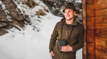 Dokarmianie zwierząt w dolinie Habachtal: Michael Lagger jest zawodowym myśliwym i troszczy się zimą.