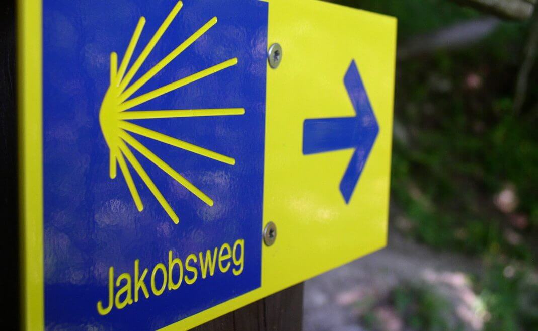 Salzburska odcinek Drogi św. Jakuba oznakowany jest niebiesko-żółtym szyldem z muszlą, strzałką i napisem Jakobsweg,