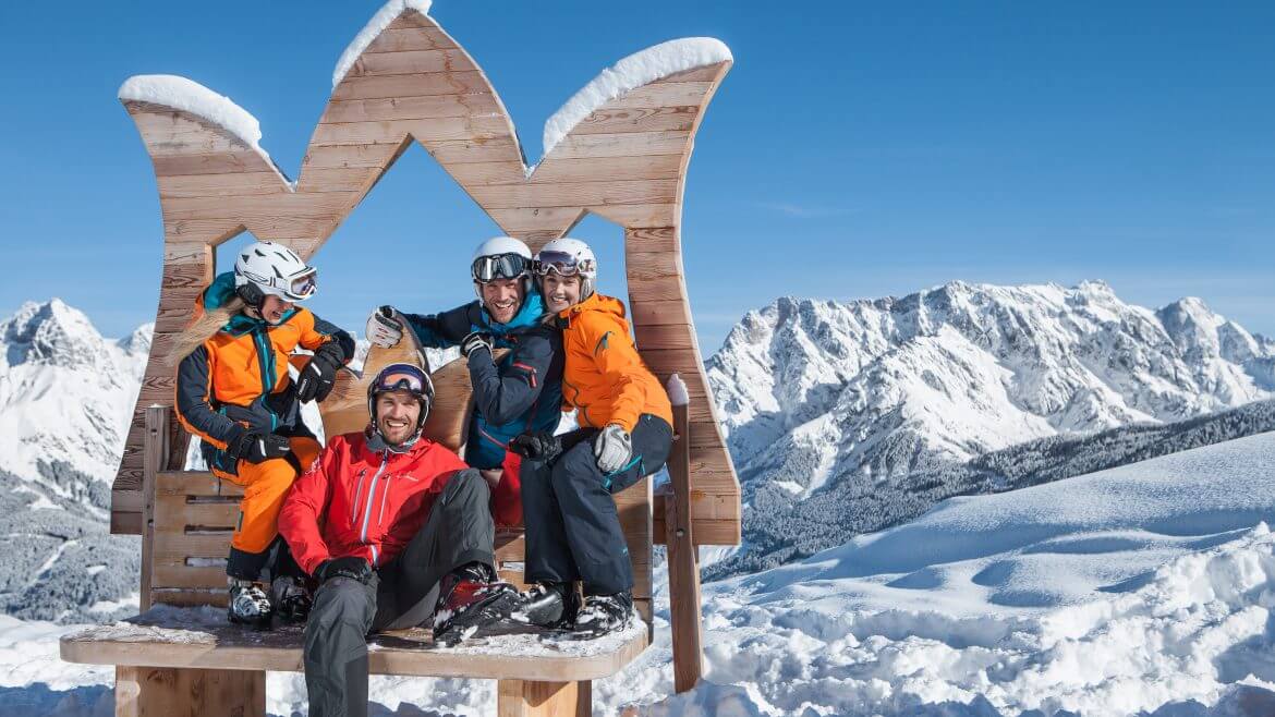 Każdy narciarz obowiązkowo musi zrobić sobie pamiątkowe zdjęcie z koroną Wysokiego Króla (Hochkönig).