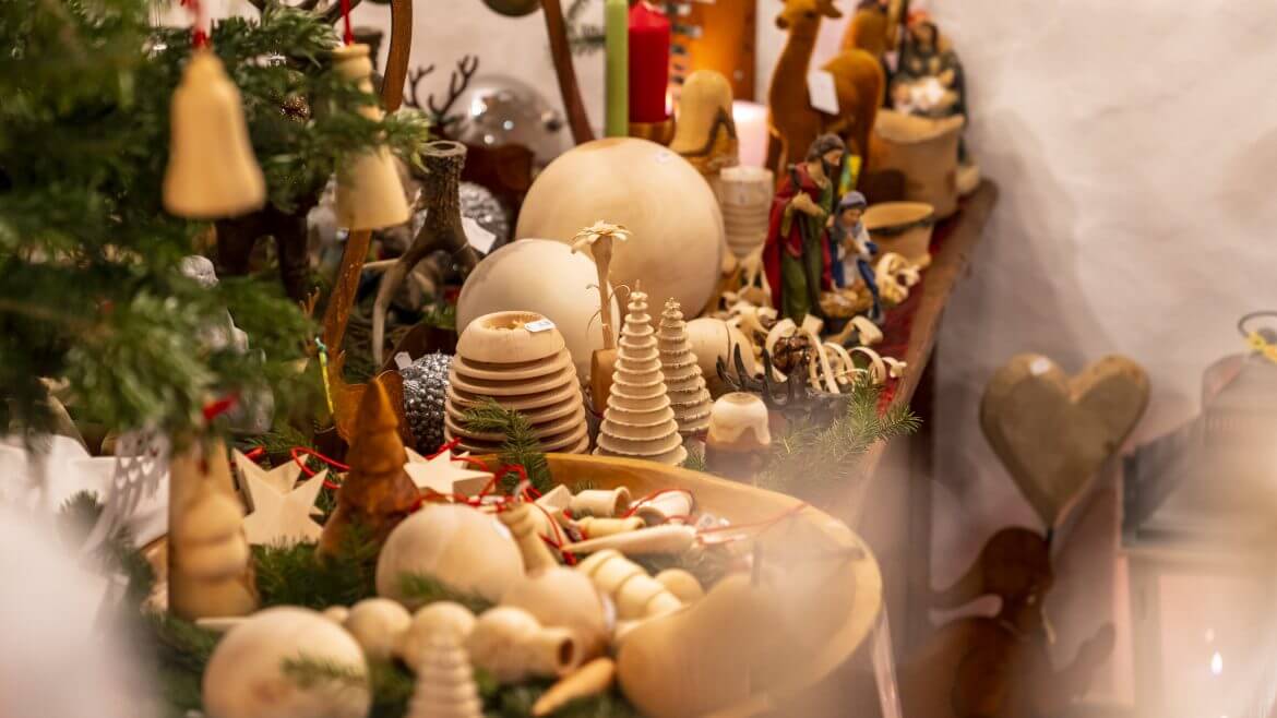 Wśród wyrobów rękodzielniczych na jarmarkach adwentowych Salzburskiego Lungau znajdziemy ozdoby choinkowe, dekoracje świąteczne, prezenty gwiazdkowe z drewna, ceramiki, wełny lub filcu i figurki do szopek betlejemskich.