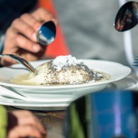 Knedel drożdżowy na parze ze śliwkowym nadzieniem, w sosie waniliowym i z makową posypką to słodka klasyka kuchni alpejskiej.