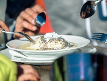 Knedel drożdżowy na parze ze śliwkowym nadzieniem, w sosie waniliowym i z makową posypką to słodka klasyka kuchni alpejskiej.