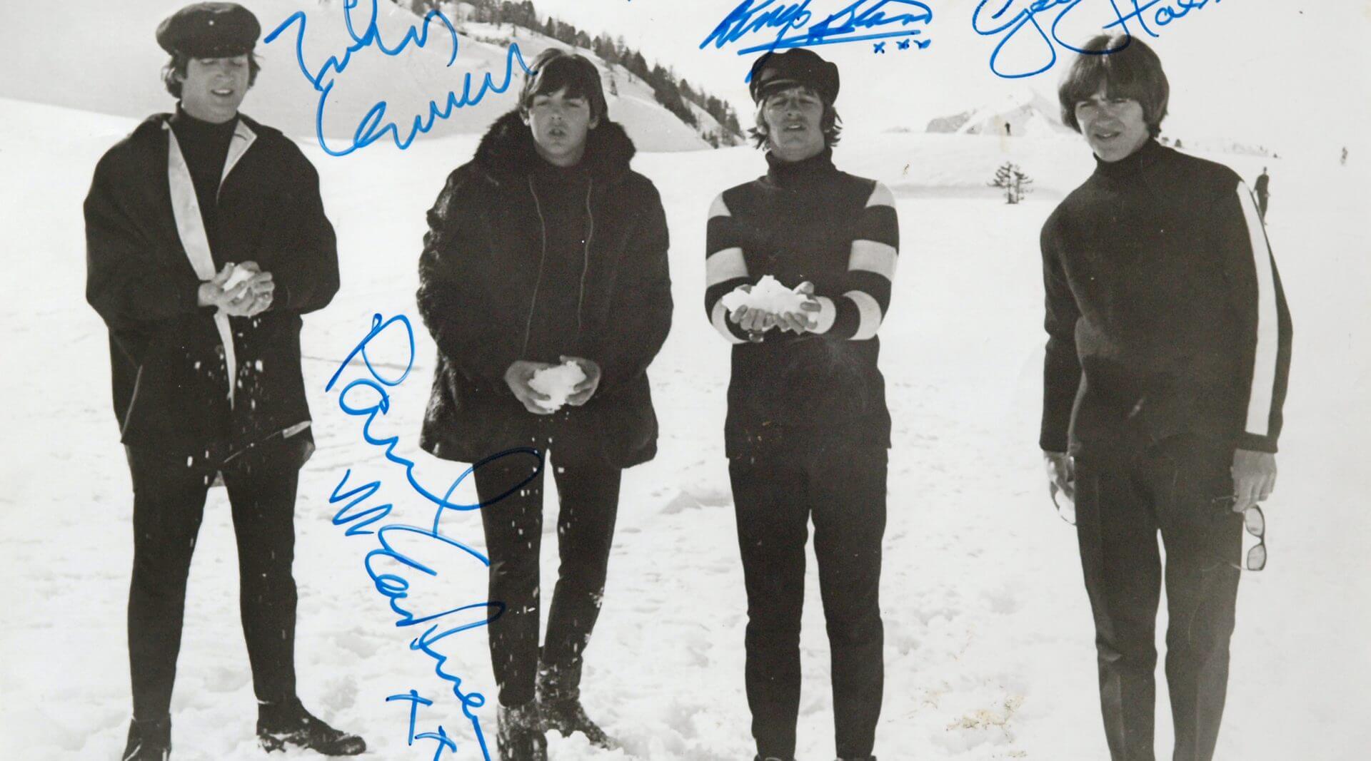 Černobílá fotografie s podpisy kapely Beatles, kteří natáčeli v Obertauern film HELP!