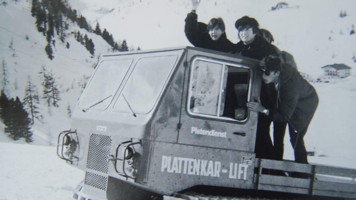 Muzycy z grupy The Beatles szaleją na śniegu w Obertauern. Rok 1965, podczas kręcenia scen do filmu HELP!