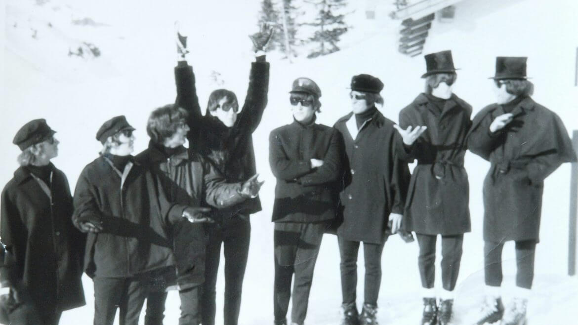 Beatles se svými obertauernskými filmovými dubléry, kteří za členy populární kapely točili lyžařské scény
