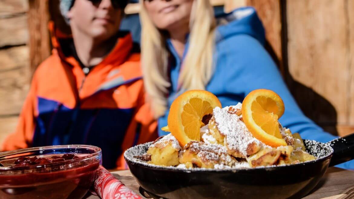 Omlet cesarski ze smażonymi śliwkami posypany cukrem pudrem to słodka klasyka schronisk narciarskich i pyszna porcja energii dla narciarzy