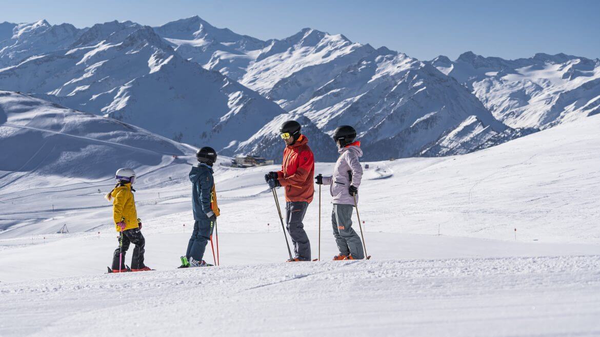 Szerokie i zadbane trasy narciarskie w ośrodku Wildkogel-Arena są popularne wśród rodzin z dziećmi.