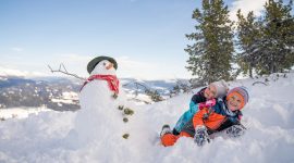 Niebywałą frajdę sprawia dzieciom baraszkowanie w śniegu i lepienie śnieżnego bałwana. Tak wyglądają ferie zimowe z rodzinó w Salzburskim Lungau