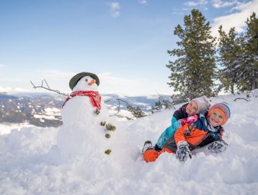 Niebywałą frajdę sprawia dzieciom baraszkowanie w śniegu i lepienie śnieżnego bałwana. Tak wyglądają ferie zimowe z rodzinó w Salzburskim Lungau