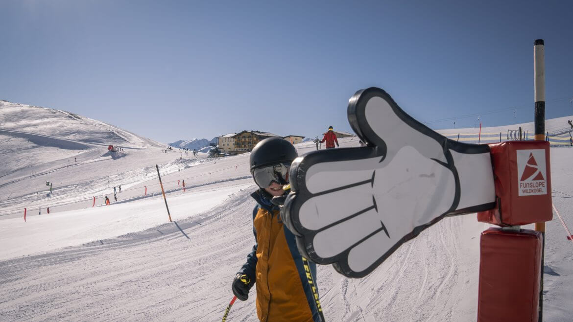 Wielkim wyzwaniem dla małych narciarzy, którzy potrafią już szusować, są przeszkody w śnieżnym parku familijnym na funslopie.