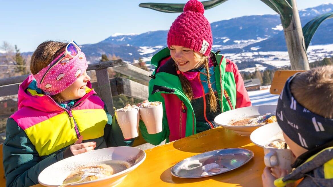 Ferie zimowe spędzone aktywnie na śniegu pobudzają apetyt. Nowej energii dodaje strudel serowy w sosie waniliowym i gorąca czekolada.