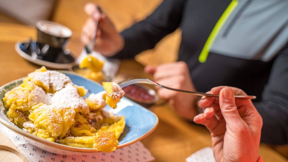 Oprószony cukrem pudrem omlet cesarski zjemy w każdym schronisku narciarskim i w każdej górskiej chacie Salzburskiego Lungau.