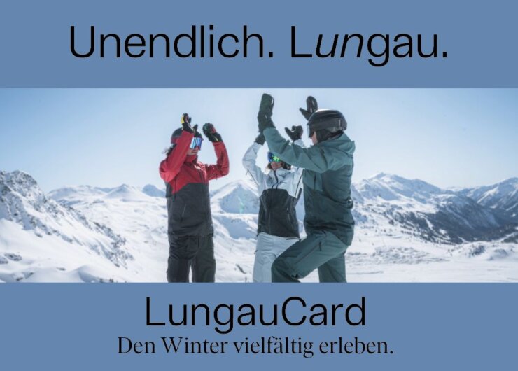lungaucard-winter ┬®Salzburger Lungau Trójka narciarzy na tle ośnieżonych szczytów gór przybija sobie piątkę.