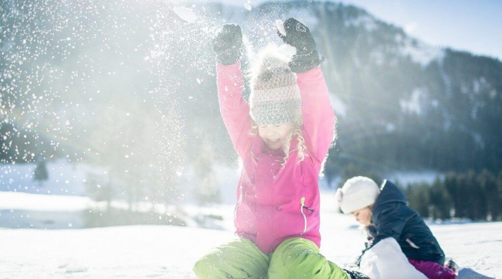 Aby cieszyć się śniegiem, nie trzeba koniecznie jeździć na nartach. Dzieciom olbrzymią frajdź sprawia już smao baraszkowniae po śniegu. 
