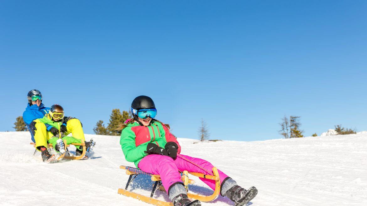 Kto chce odpocząć od jazdy na nartach, powinien się wybrać na sanki. W Salzburskim Lungau znajdziesz naturalne trasy saneczkowe odpowiednie do jazdy na sankach z dziećmi.
