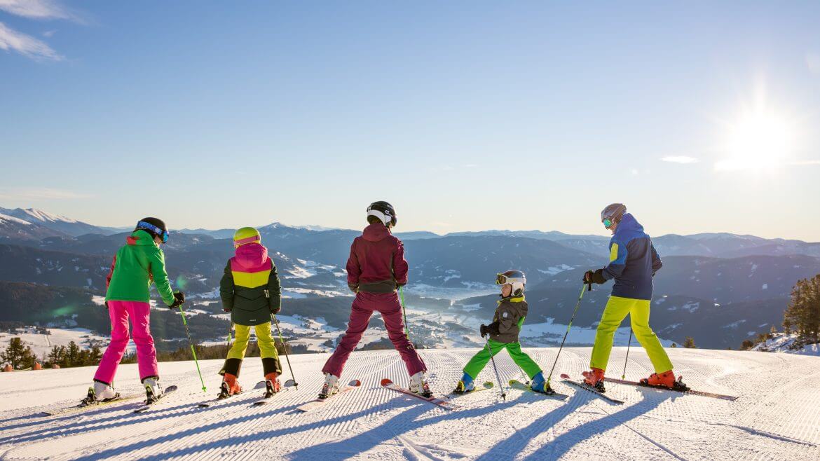 Stacja narciarska Fanningberg przyciąga rodziny z dziećmi swoimi słonecznymi, szerokimi nartostradami.