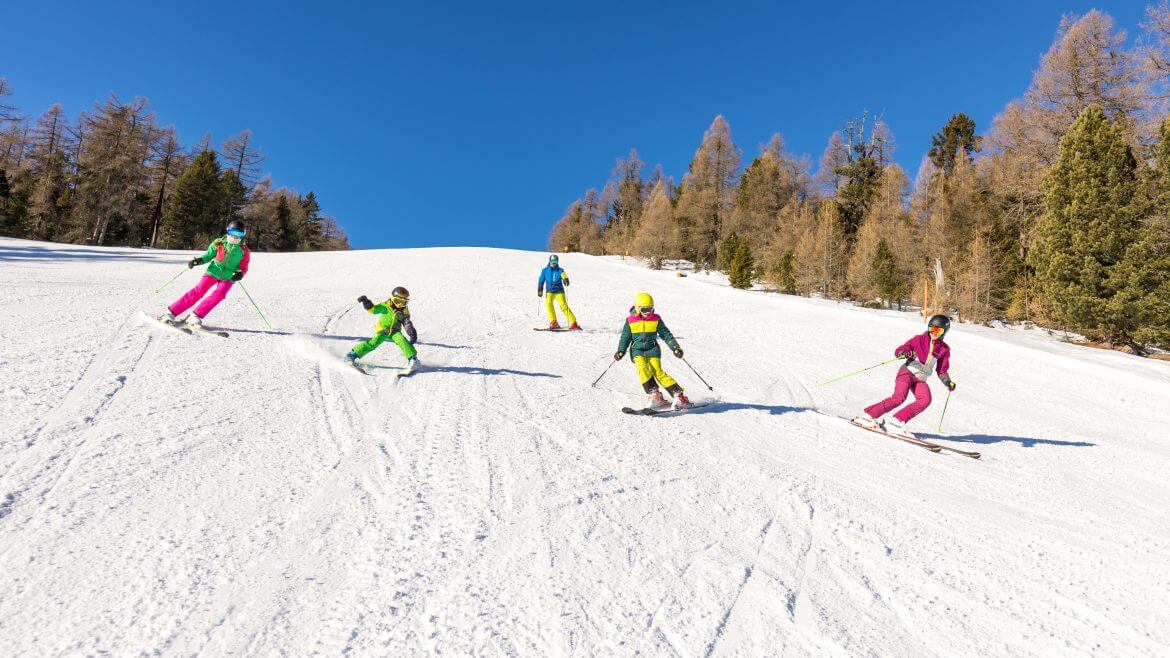 Przyjazna rodzinom z dziećmi stacja narciarska Fanningberg oferuje białe szaleństwo na szerokich, niezatłoczonych, słonecznych stokach