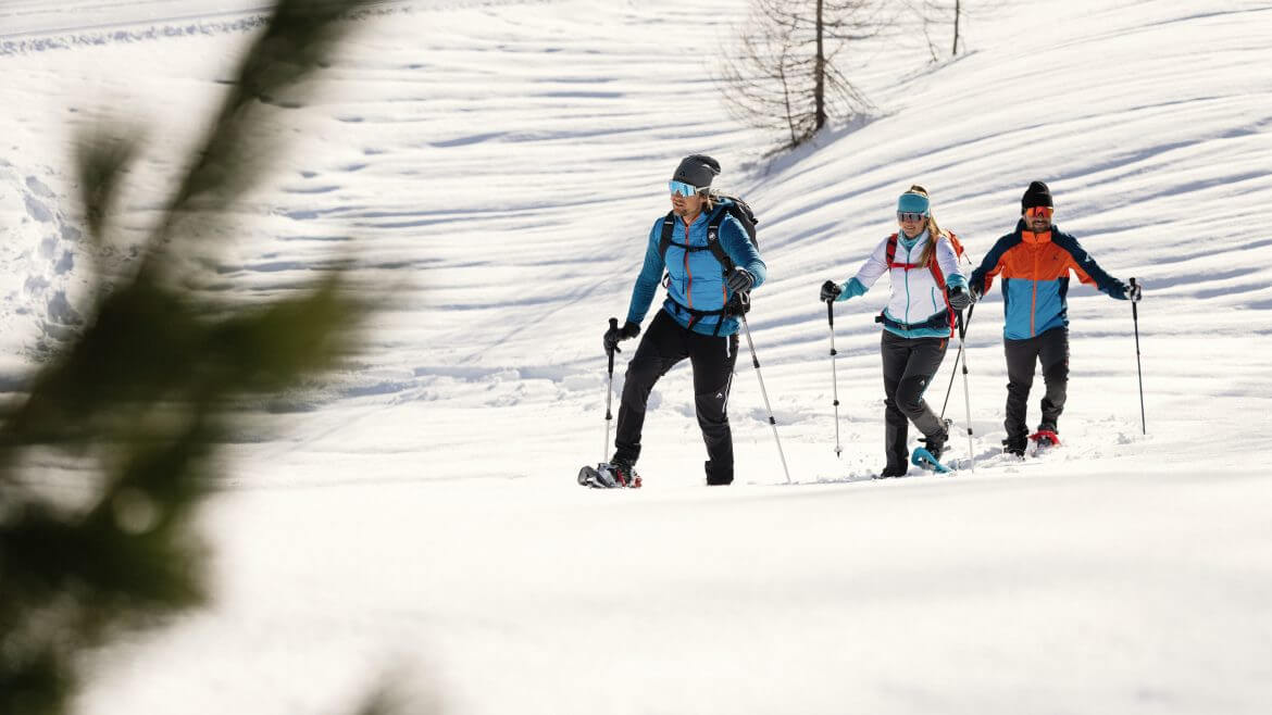 Na rakietach śnieżnych w Obertauern możesz wyjść daleko poza stoki narciarskie i odkrywać dziewiczą przyrodę brnóc przez pola głębokiego śniegu.