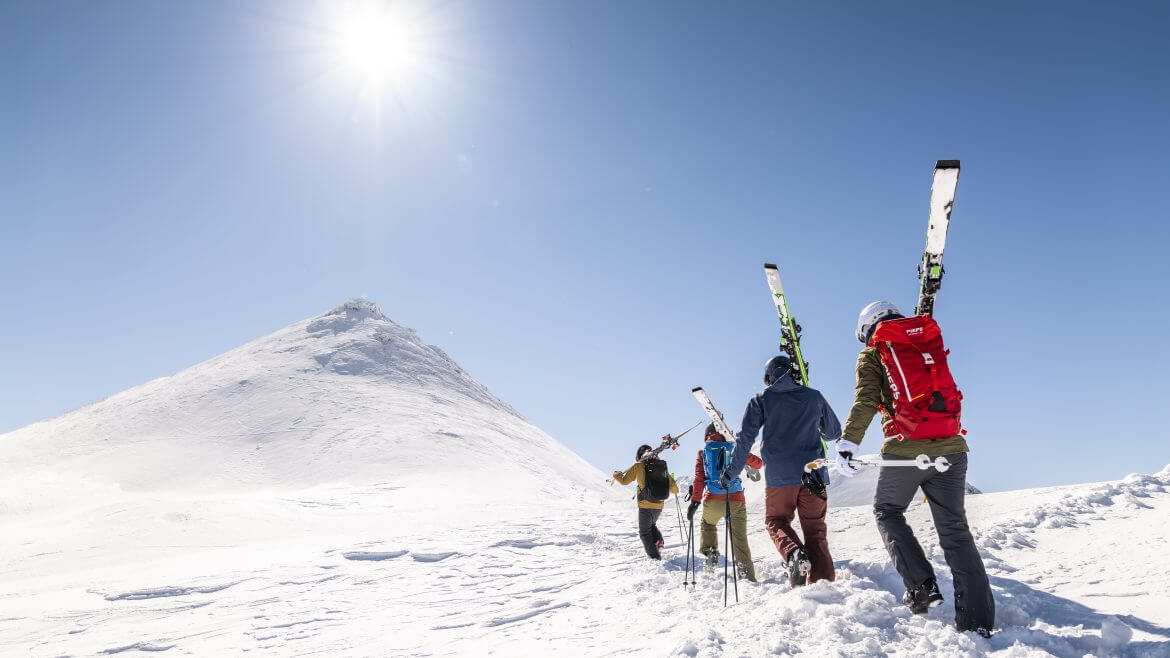 Skitouring to zdobywanie szczytów w Obertauern o własnych siłach i zjazd w głębokim śniegu. Jeśli nigdy tego nie robiłeś, dołącz się do grupy z przewodnikiem.