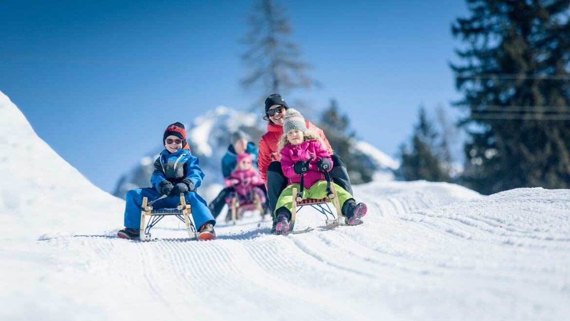 Zábava na saních pro celou rodinu na zasněženém kopci z Gnadenalm v Obertauern