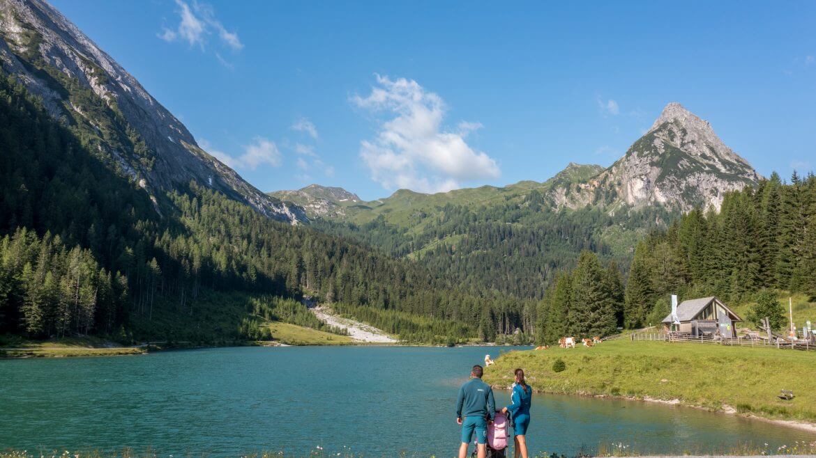 W Salzburskim Lungau wędrujesz wśród unikatowych krajobrazów naturalnych i kulturowych rezerwatu biosfery UNESCO. Na zdjęciu rodzinna wycieczka do jeziora Schlierersee.