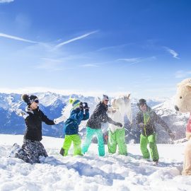 Zimą Wildkogel-Arena zaprasza rodziny z dziećmi na białe szaleństwo na stokach i trasach saneczkowych oraz na wiele inych form aktywnego wypoczynku na śniegu.