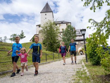Zamek Maueterndorf zaprasza rodziny z dziećmi 2w niezwykłą podróż w czasie do okresu średniowiecza.