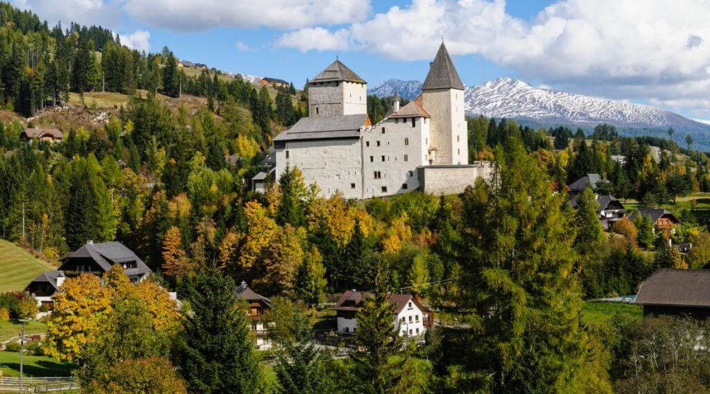 Salzburski Lungau słynie ze swoich tajemniczych, średniowiecznych zamków, wśród których największą atrakcją turystyczną jest zamek Mauterndorf.