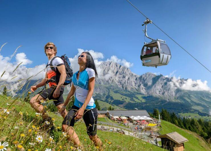 Bergsommer-Almsommer-Wandern in Ski amadé mit wunderbarem Panorama und Blick auf einen Sommerlift und urige Almhütte