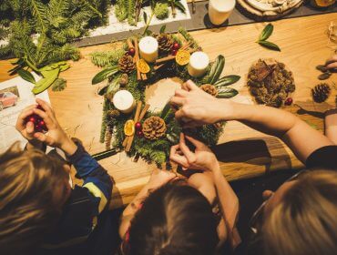 adventskranz_112 Każdą świeczkę wetknij do wieńca adwentowego przy dekoracji z szyszki, cytryny , bombek i cynmonu..