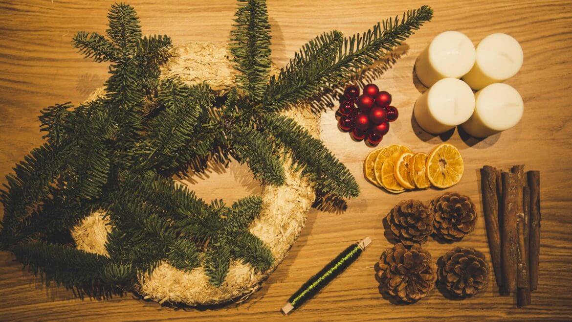 Aby wyniać swój własny wieniec świąteczny, przygotuj na początku wszystkie jego elementy.