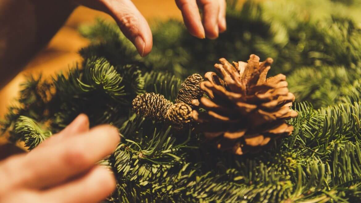 Przymocuj do swojego stroika świątecznego rozmaite naturalne ozdoby, na przykład szyszki.