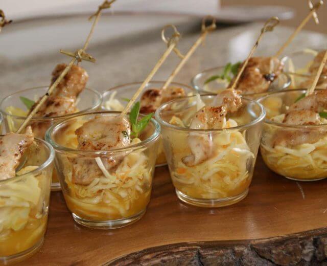 Feurige-HendlspiexDFe-auf-buntem-Krautsalat