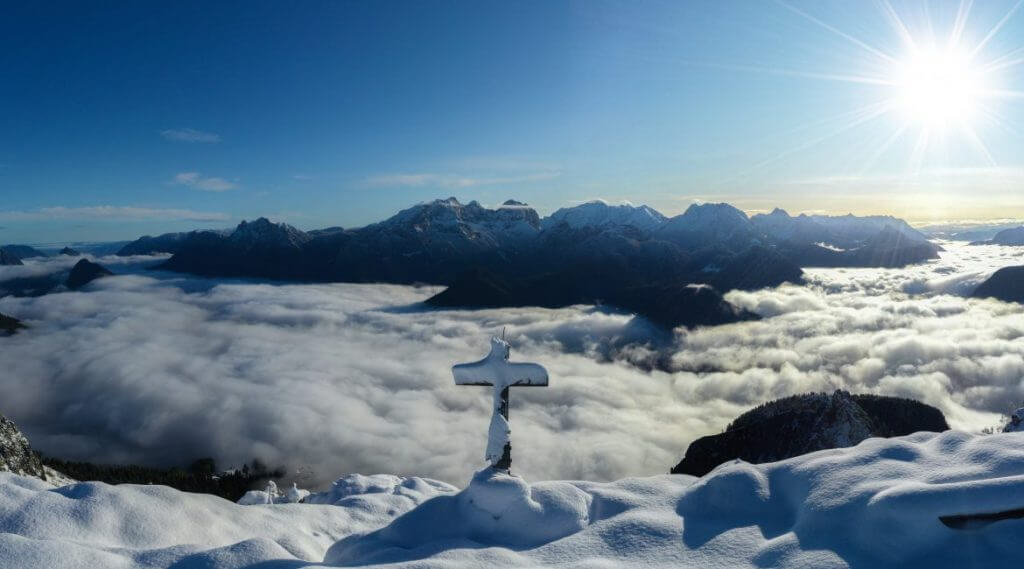 Najpiękniejsze miejsca w Salzburskim Saalachtalu to szczty gór skąpane śniegu i chmurach