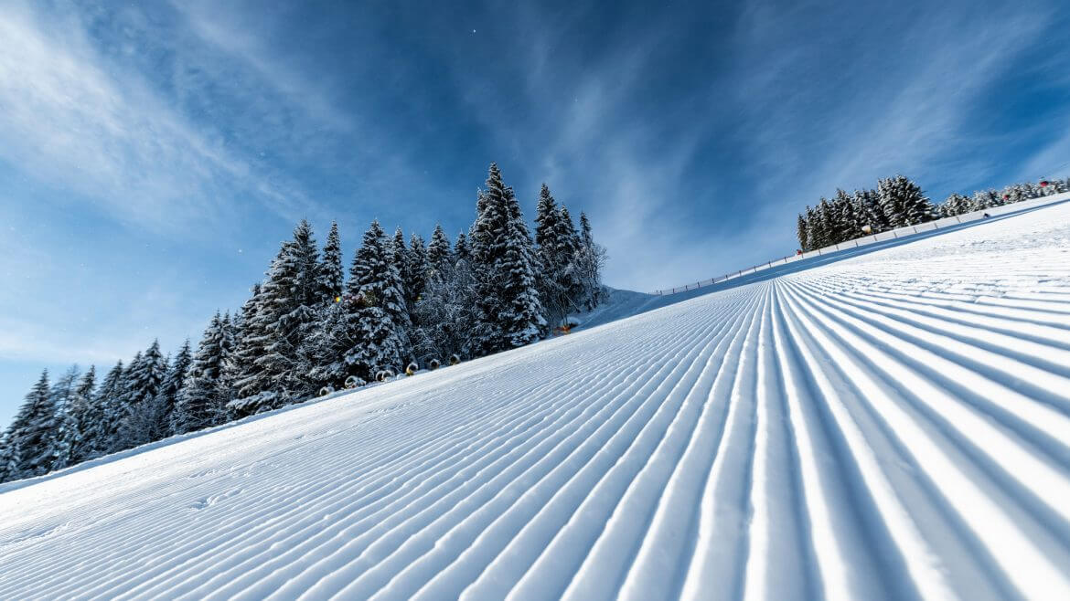 Idealne warunki śniegowe, starannie wyratrakowane stoki i wiosenne słońce na ośrodkiem narciarskim Wagrain .