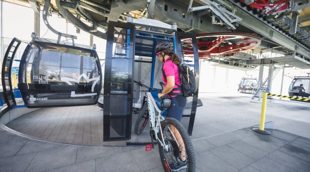 W regionie Hochkönig kolarze górscy mogą bez problemu przetransportować swój sprzęt kolarski kolejkami liniwymi. Dla posiadaczy Karty Gościa Hochkönig Card przejazd i przewóz rowerów jest bezpłatny.