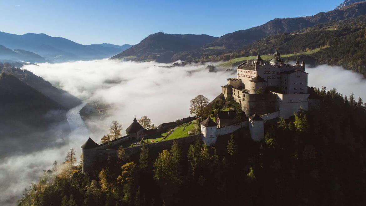 Zamek Hohensalzburg służył od czasów średnowiecza funkcję obronną i strzegł dostępu do stolicy księstwa kościelnego Salzburga.