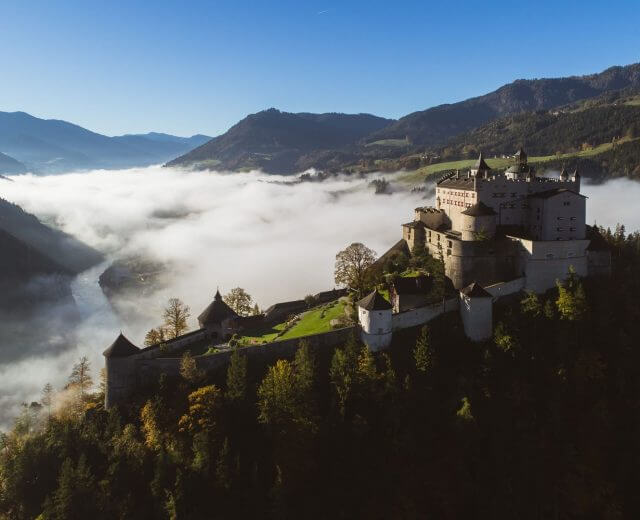 burg-hohenwerfen-1 Zamek Hohensalzburg służył od czasów średnowiecza funkcję obronną i strzegł dostępu do stolicy księstwa kościelnego Salzburga.
