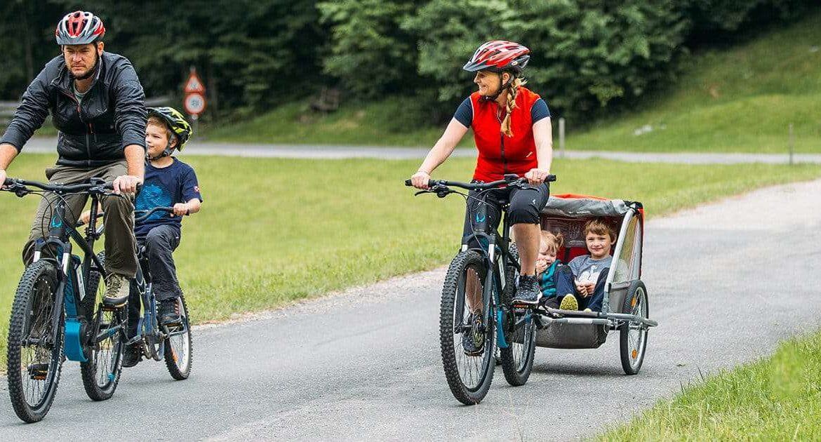 Jeśli wybierasz się na wycieczę rowerową z dziećmi w Salzburskim Saalachtalu, rozważ zabranie ze sobą przyczepki lub dróżka do holowania roweru dziecięcego.